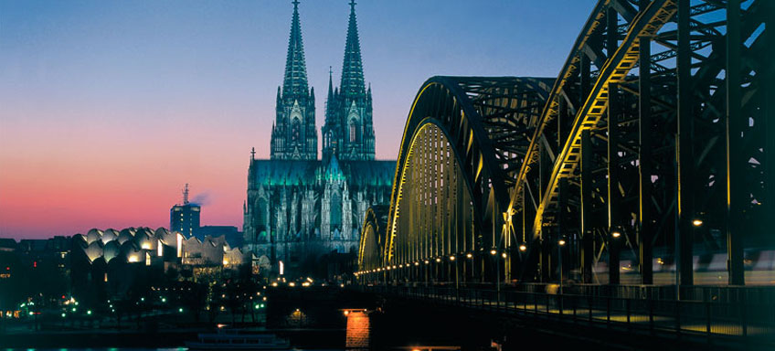 Ansicht des Rheinufers von Köln auf Höhe des Doms